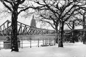 Eiserner Steg fotografiert vom Mainufer im Winter.