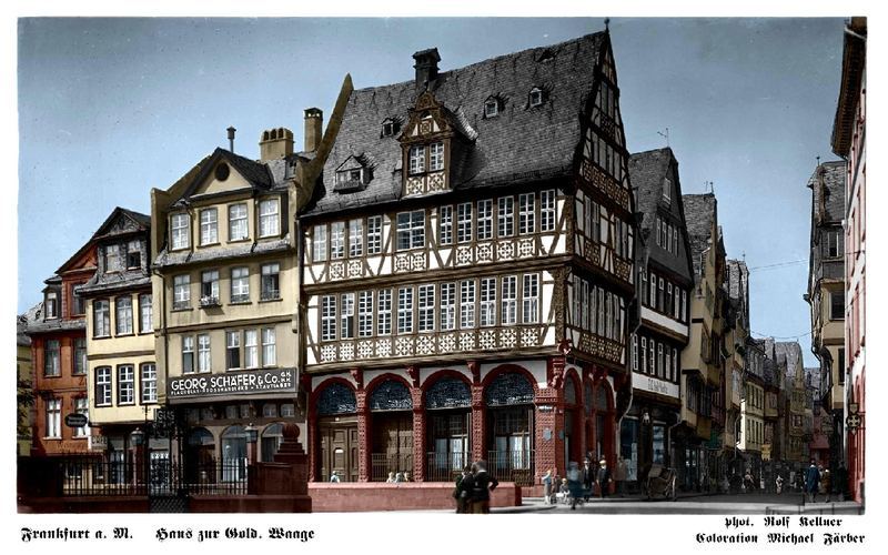 Kolorierte Postkarte mit einem Foto des Hauses "zur goldenen Waage", einem Fachwerkhaus. Fotografiert von Rolf Kellner um 1900.