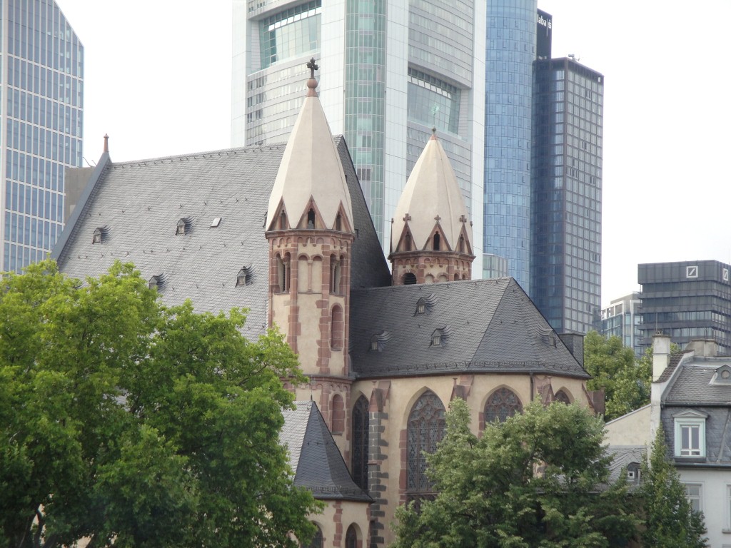Alte Nikolaikirche in Frankfurt vor der Skyline.