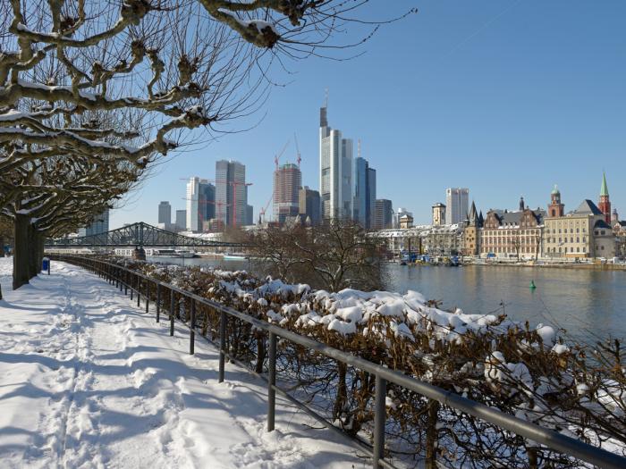 Frankfurt Skyline vom Mainufer bei Winter.